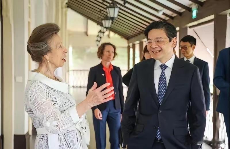 新加坡算个球！

中日紧张对峙之际，新加坡总理黄循财竟然跳出来，劝中国“见好就收