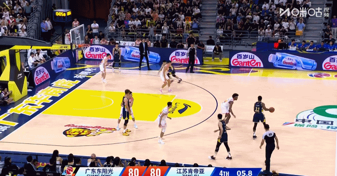 广东男篮涉险过关；崔永熙绝杀江苏男篮！
10月29日晚间，广东宏远男篮坐镇主场迎
