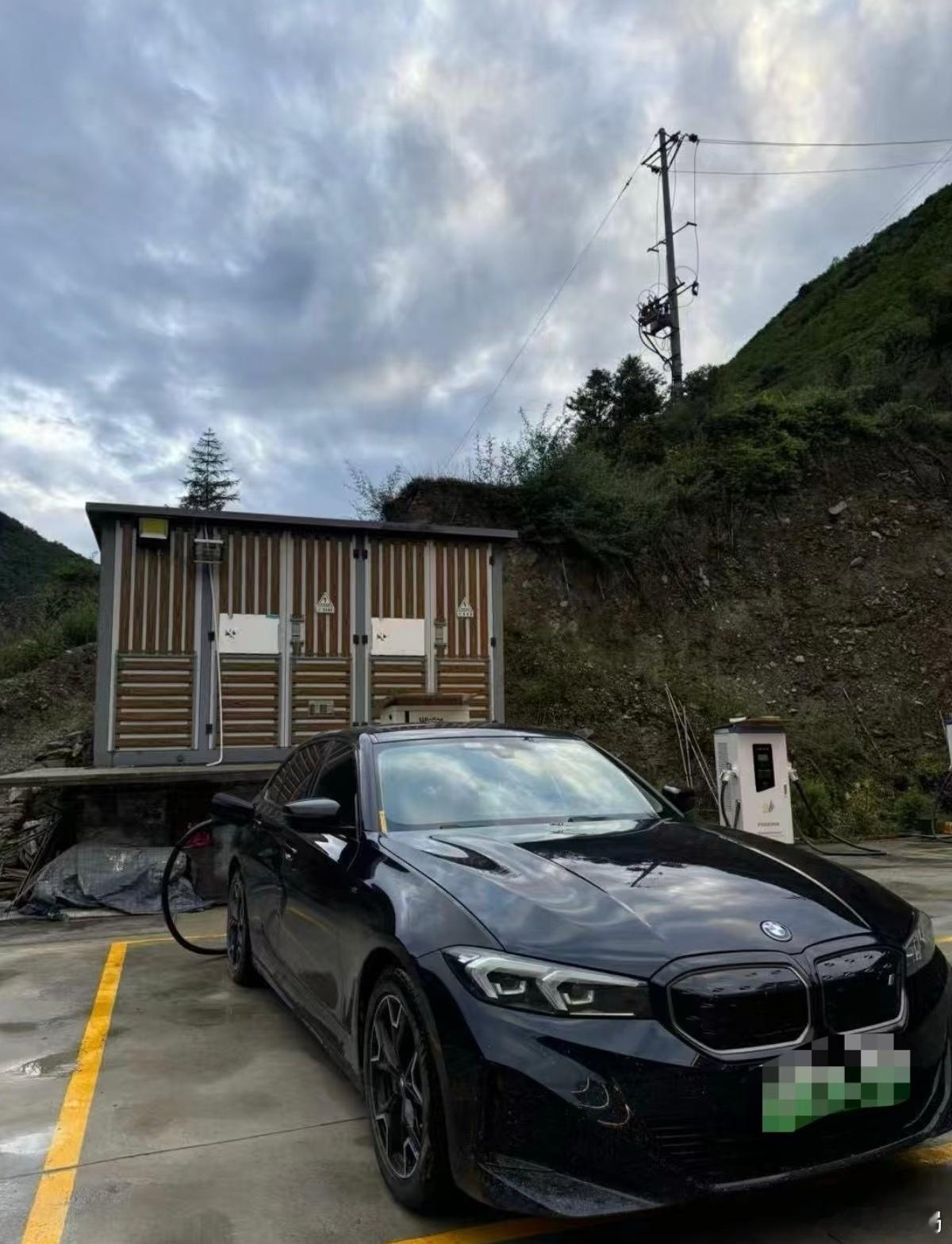 宝马i3车主吐槽，该车对第三方充电桩适配差，经常出现无法充电的情况，最神奇的是，