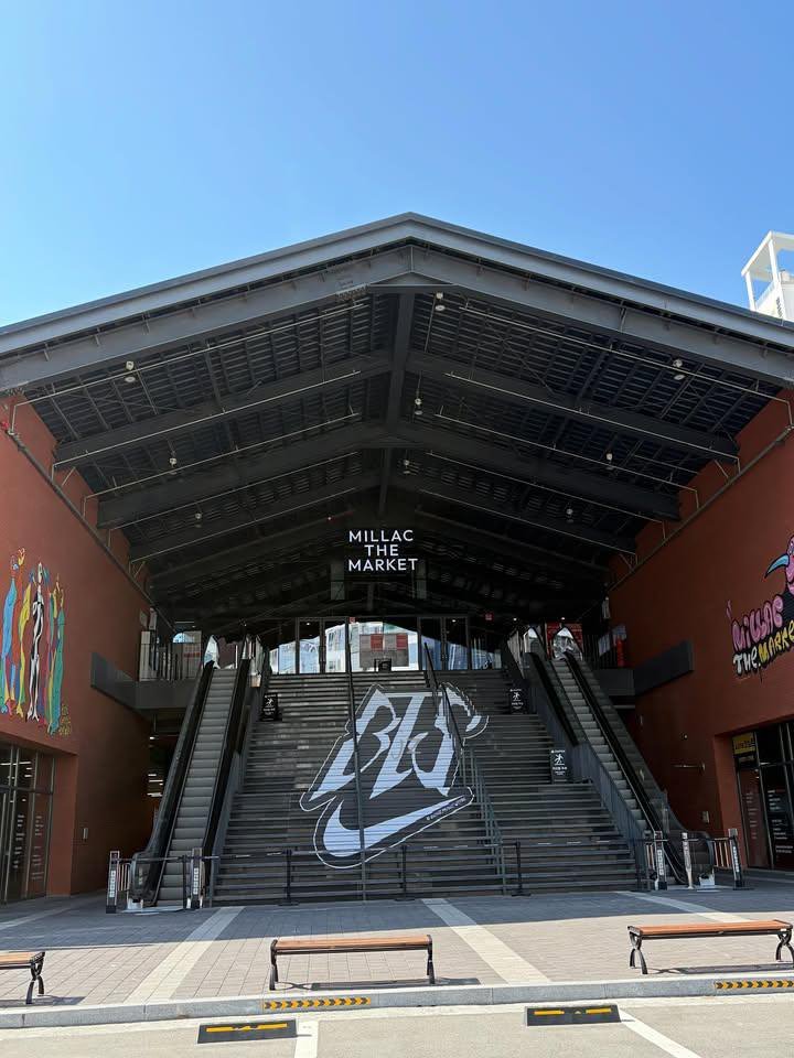 釜山的Millac the market楼梯上巨大的BTS Nike标志✅cr.
