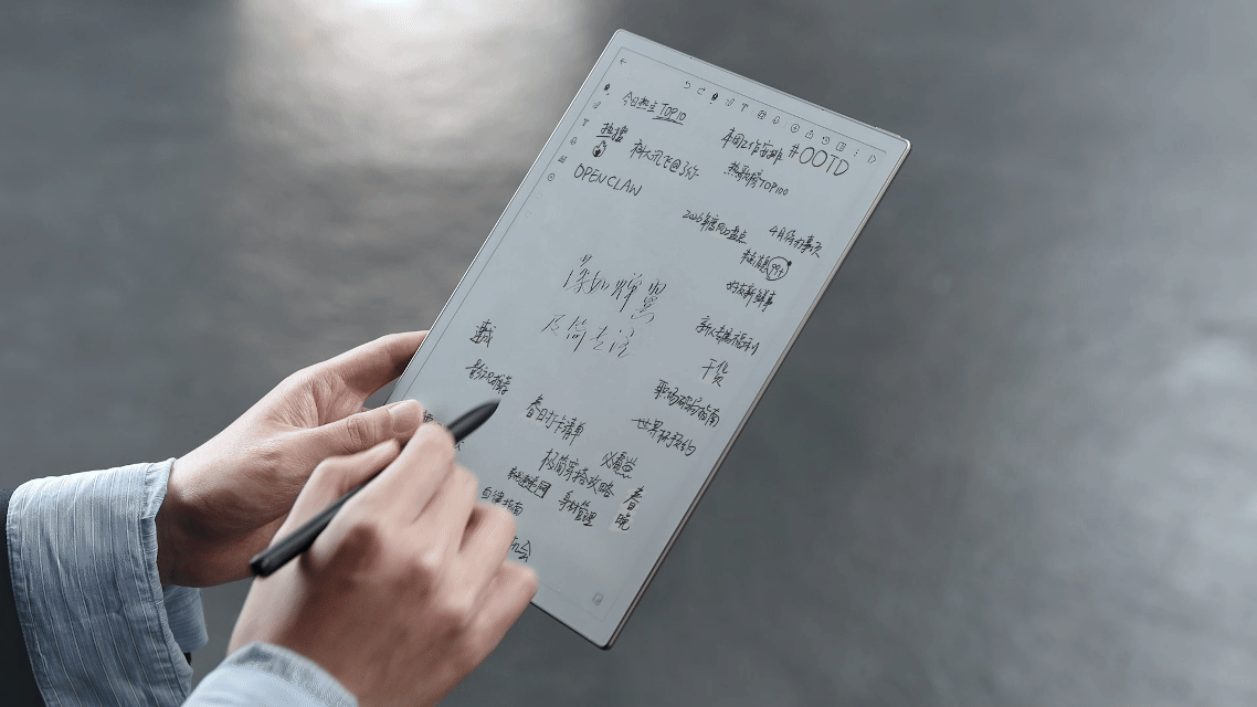 李现的半永久松弛感 松弛感这个词现在被用得很频繁，但李现是少数配得上它的人。因为