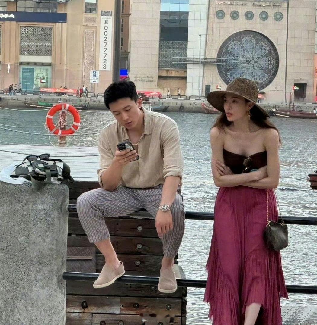 这小子，放着旁边的大美女不看，只顾着自己看iPhone，看来是真的不爱了！钟楚曦