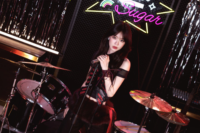 徐梦洁女团味 徐梦洁就是这个女团味救命！这组《sugar》舞台造型直接把我拉回2