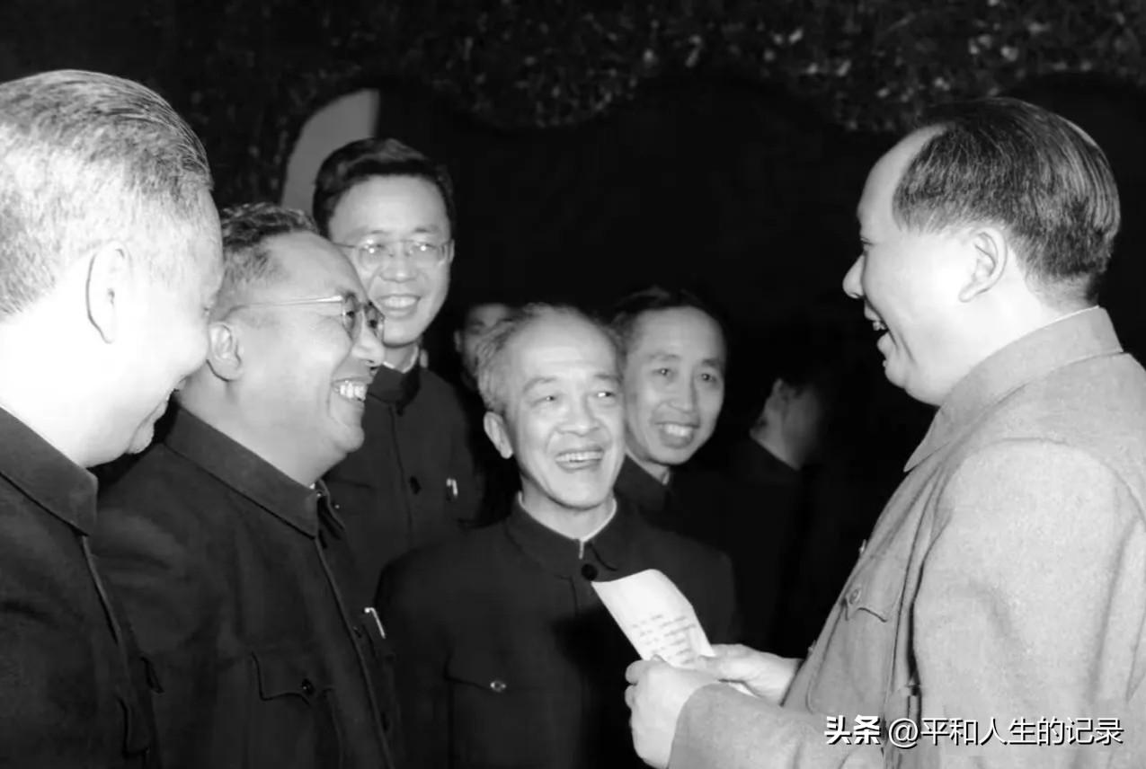 1956年，毛主席在怀仁堂同费孝通、华罗庚、胡愈之、童第周等学者交谈。[祈祷][