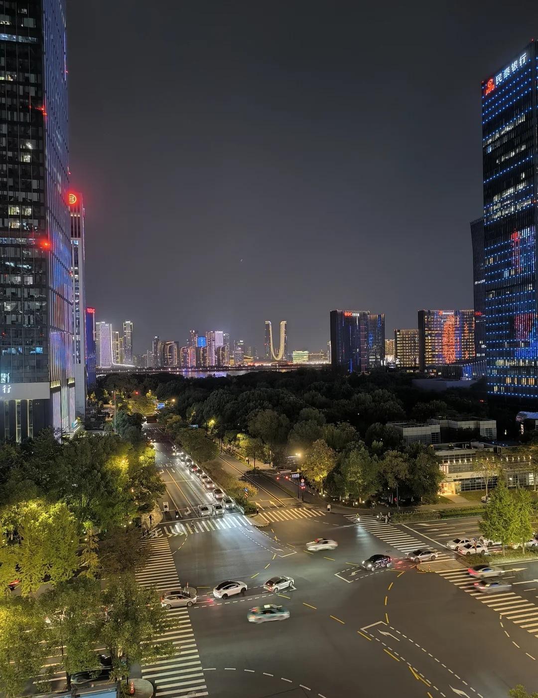 杭州城夜景，一江分隔南北，天堑还是通途……