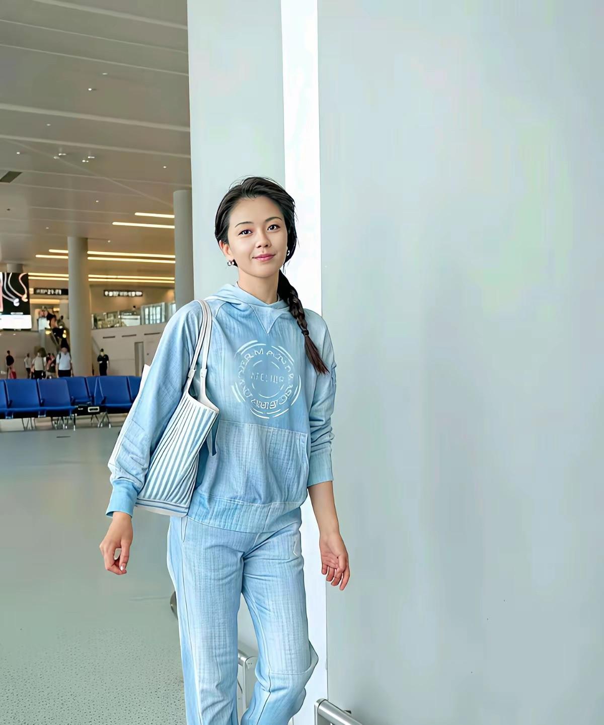 看到刘涛这张机场照，真让人怀疑时间在她身上按了暂停键。浅蓝色运动套装衬得她清爽又