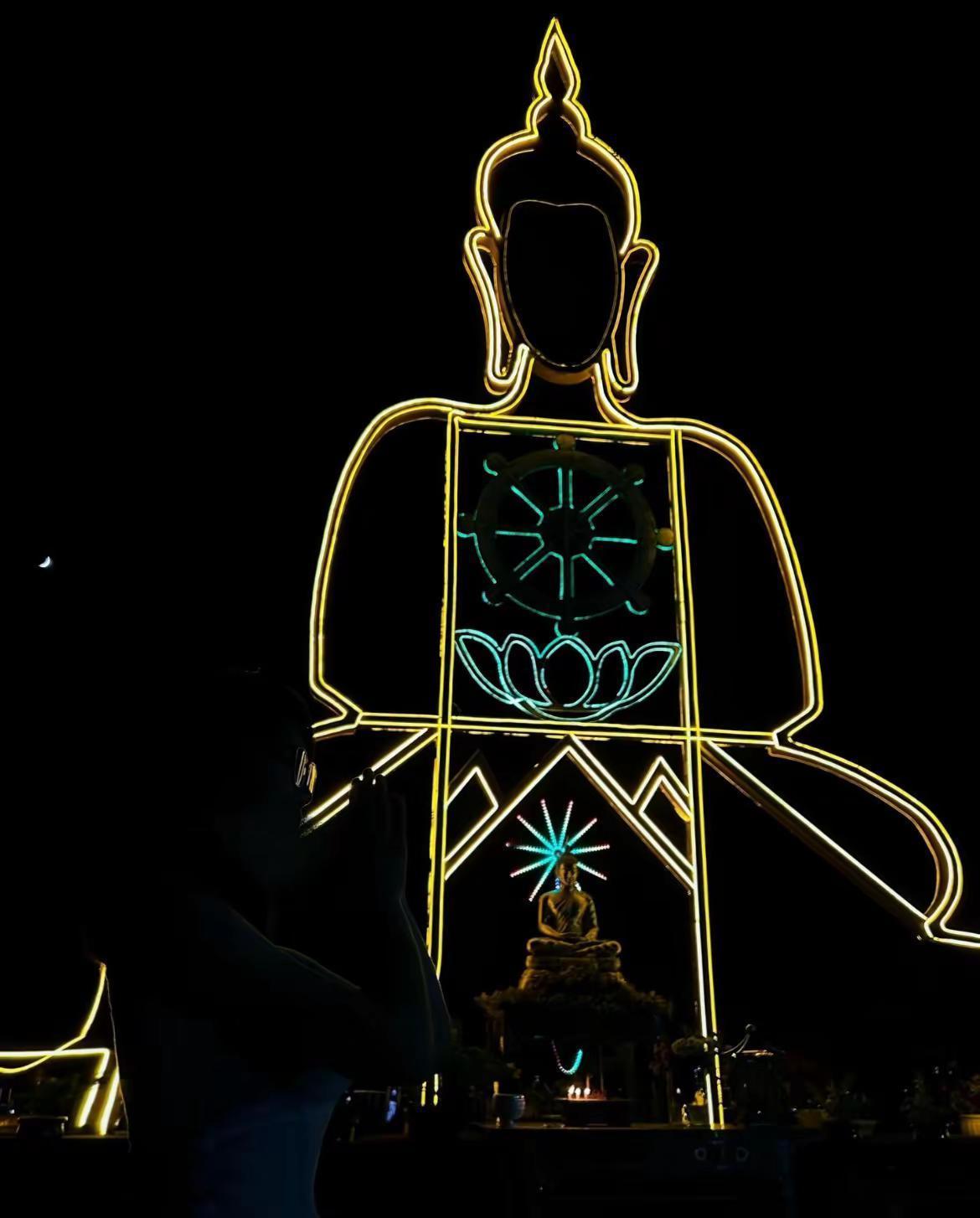 各民族就像石榴籽一样，紧紧抱在一起