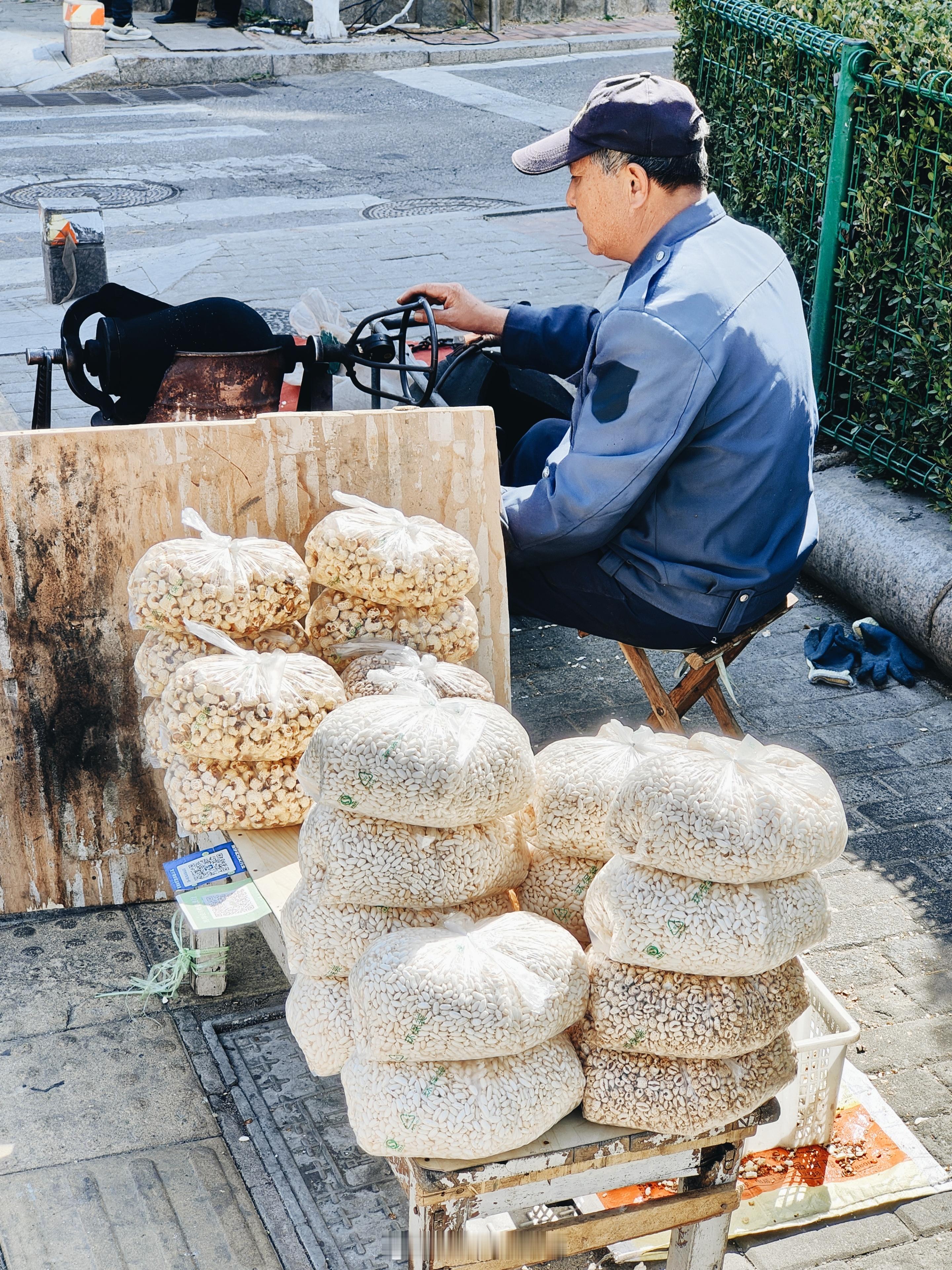 🍿在青岛的街头巷尾，品味岁月的滋味，就像这粒粒爆米花的香醇，回味无穷。在你们那