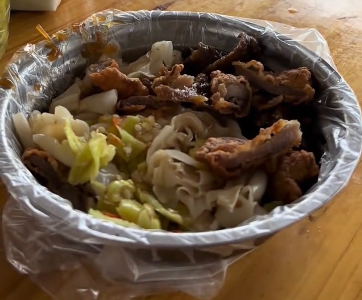 玉林福绵酥肉凉拌粉寻味玉林玉林美食玉林市福绵的酥肉凉拌粉，10块钱一份！味道不错