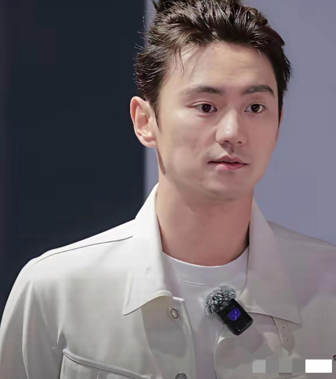 突然发现大帅哥宁泽涛变样了：发型犀利，皮肤白皙，方颐大耳，眉毛浓茂，瞳仁漆黑，薄