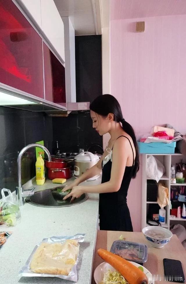 换个角度，如果男方花自己的钱买了个新上市的游戏机，被女友骂。几乎所有人都会夸女友