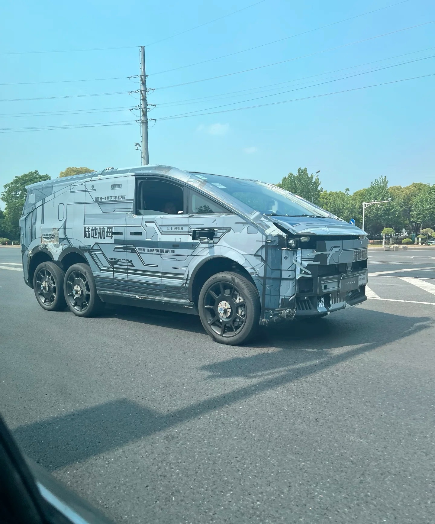 小鹏汇天的陆地航母，这看起来完全像一辆装甲车[666]跑在路上好大啊[允悲][允