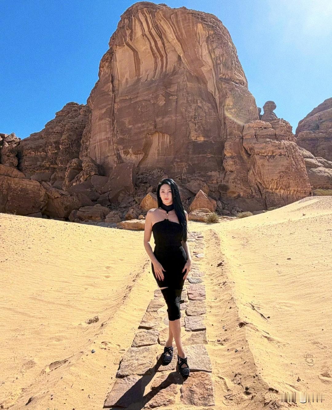 张雨绮.沙漠中美照