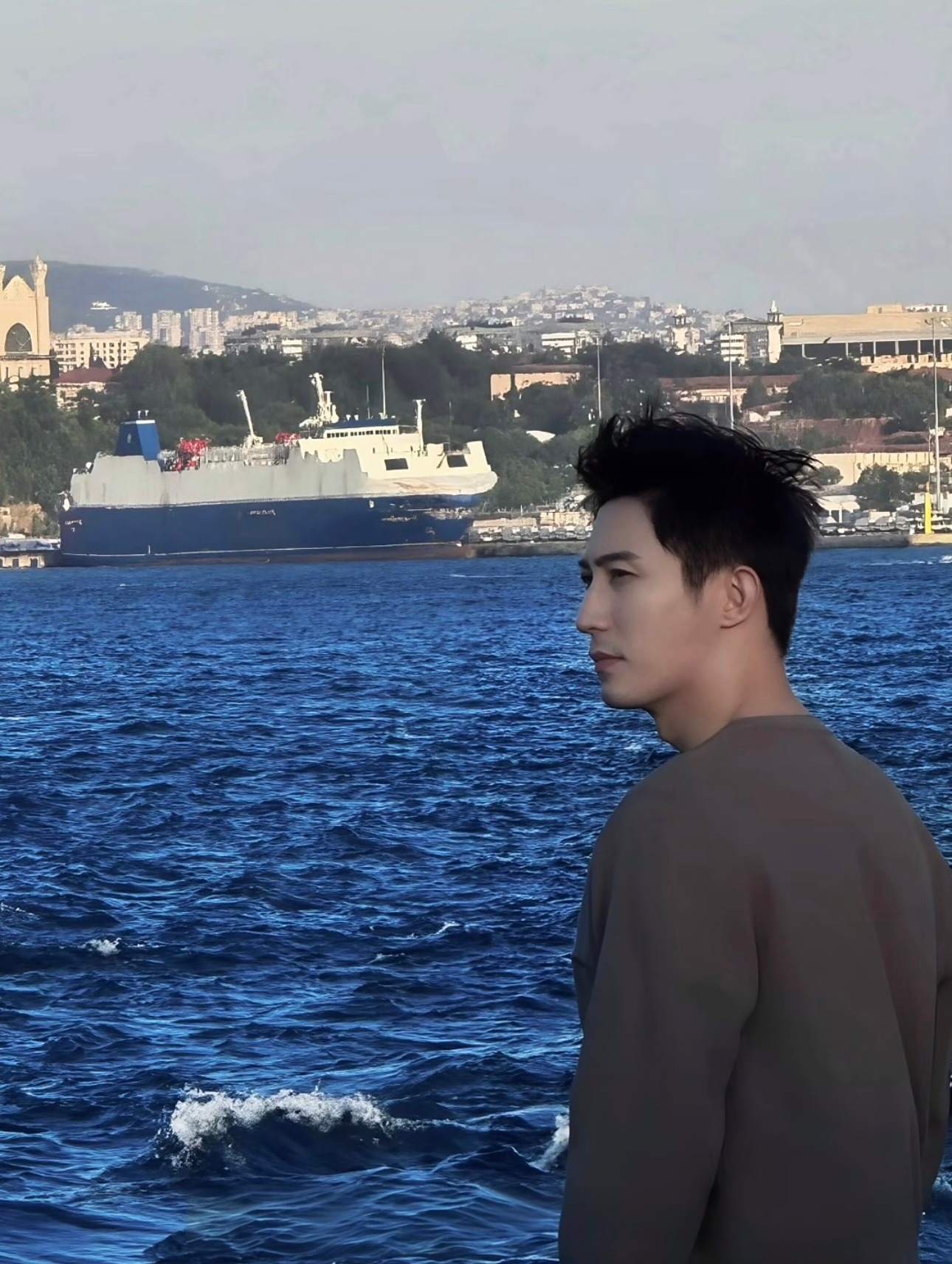 黄景瑜🐳夏日爱心站.菲拉格慕全球品牌代言人黄景瑜 我想送你一片星海，装进所有的
