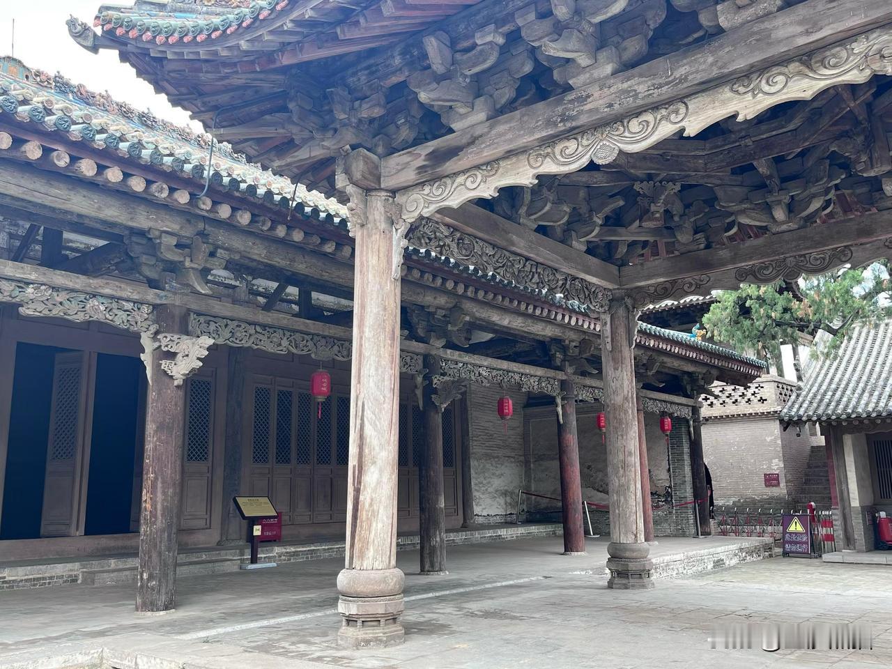 汾城古建筑群是全国重点文物保护单位，始建于唐代，现存金元明清建筑40余座，完整保