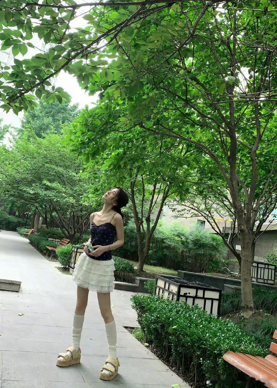 #鞠婧祎夏日清凉照#小鞠夏日清凉照🈶好简约的穿搭，简直就是我的夏日女友！！拜托