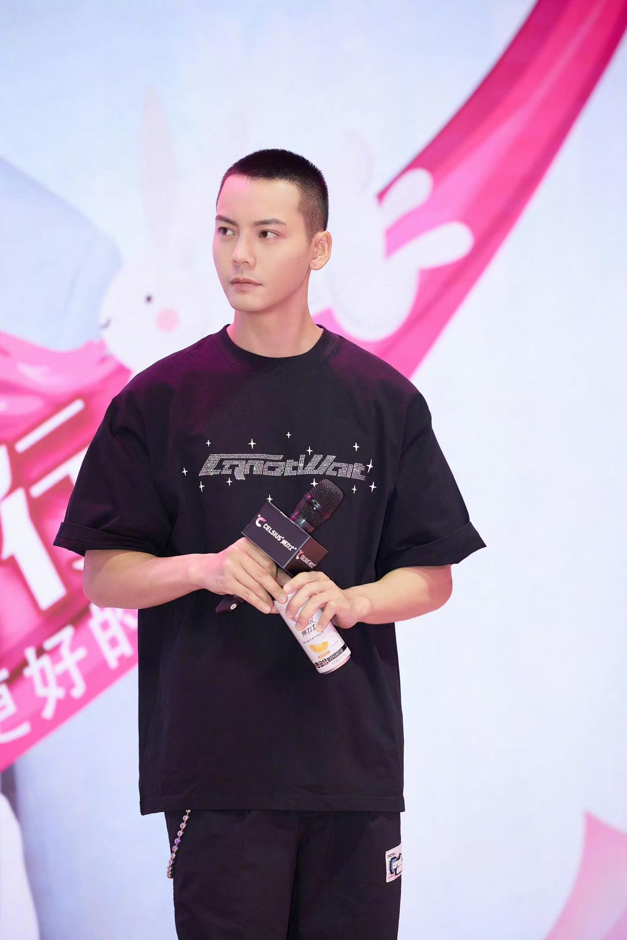 陈伟霆的星途也是蛮奇妙的，在香港出道十来年不红，来内地第一年就爆火。

17岁出