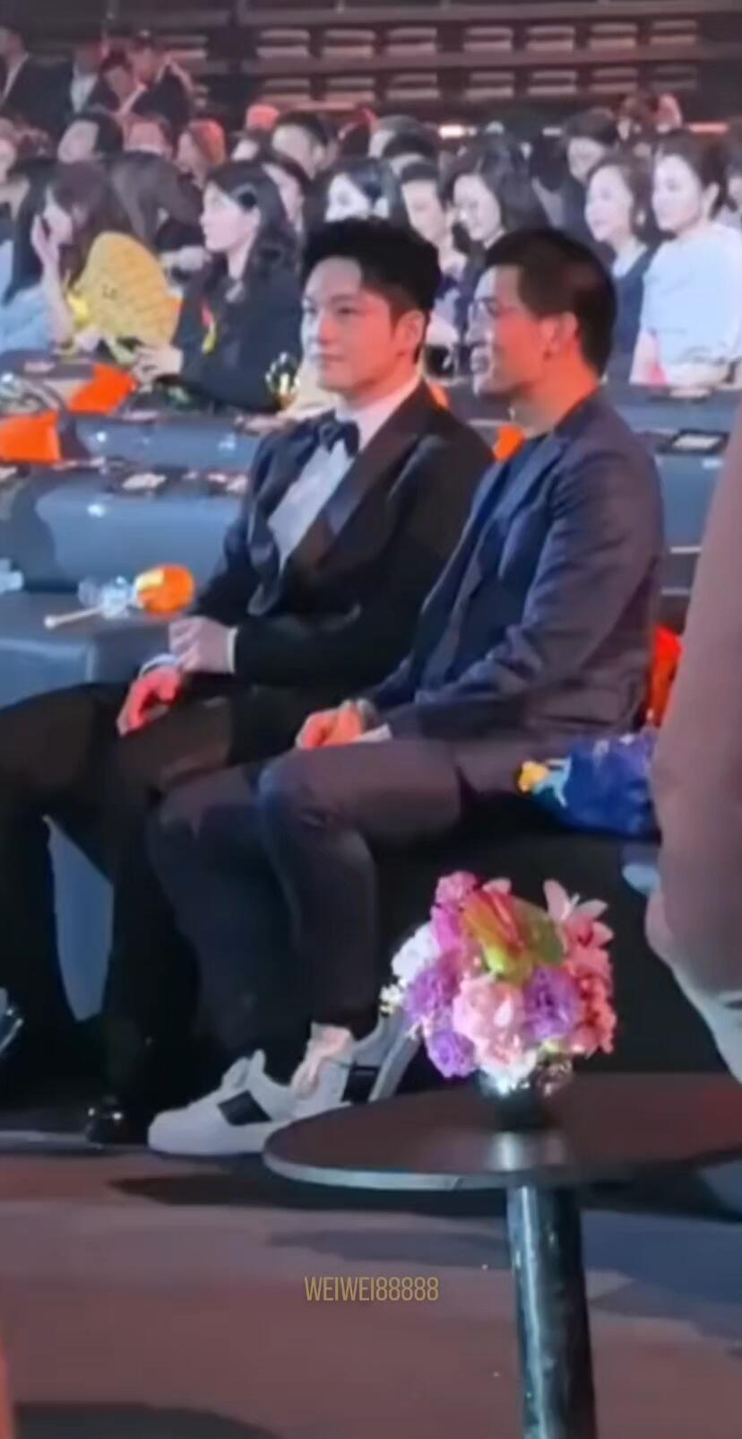 朦胧美，微博之夜的东哥，当时多少个人激动了，真的让人很兴奋，看到这样的东哥不由自