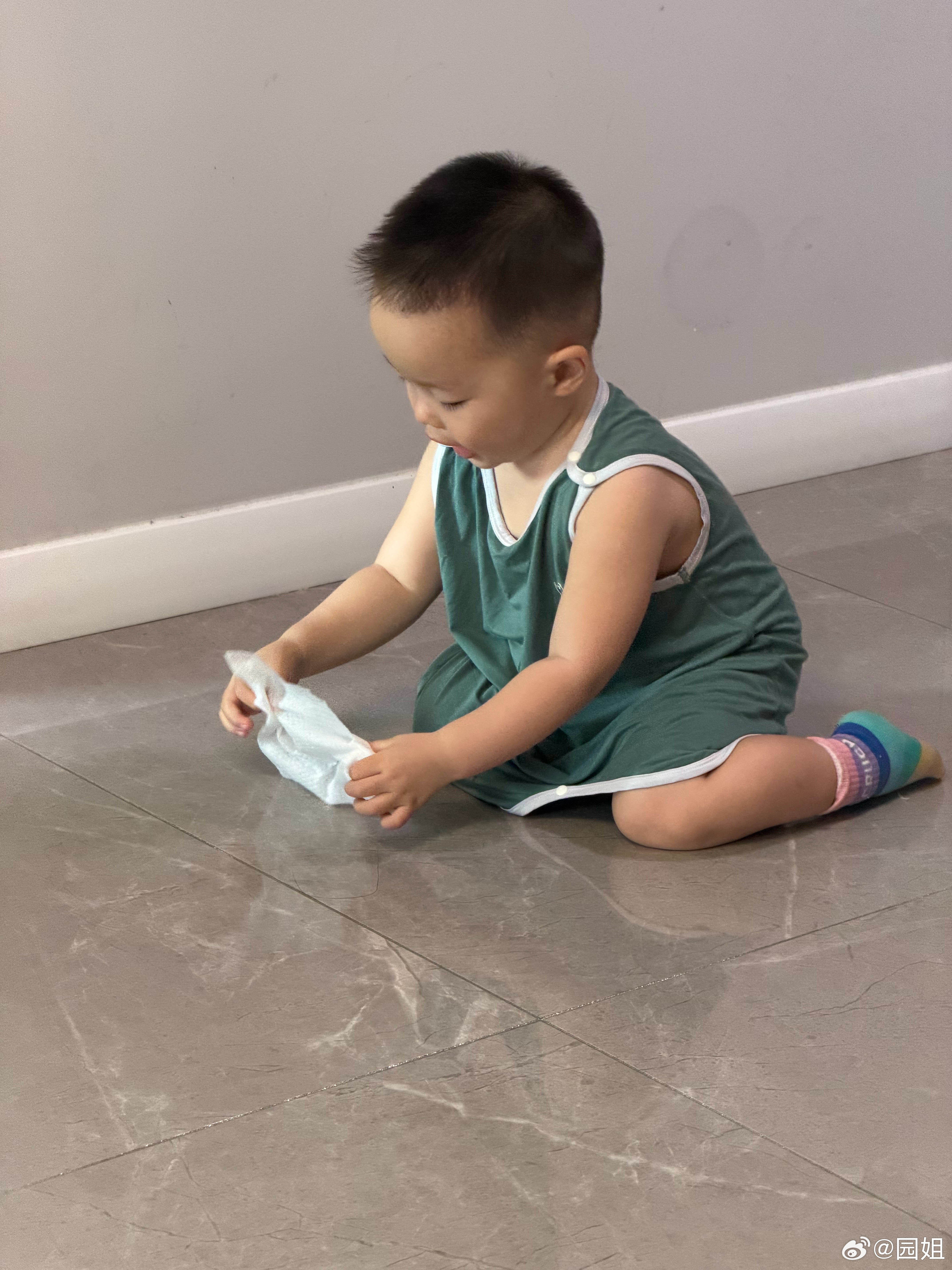 早上起来和我擦地，拦都拦不住，就是一顿瞎擦～ 