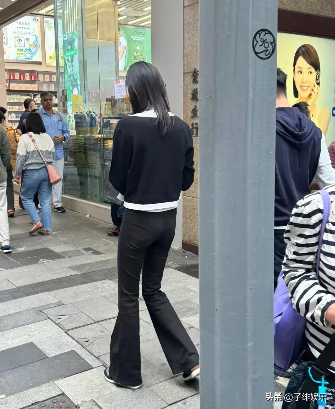 粉丝偶遇奚梦瑶和她老公，男的真的太矮了！穿着增高鞋还不及老婆高。其实身高不是问题