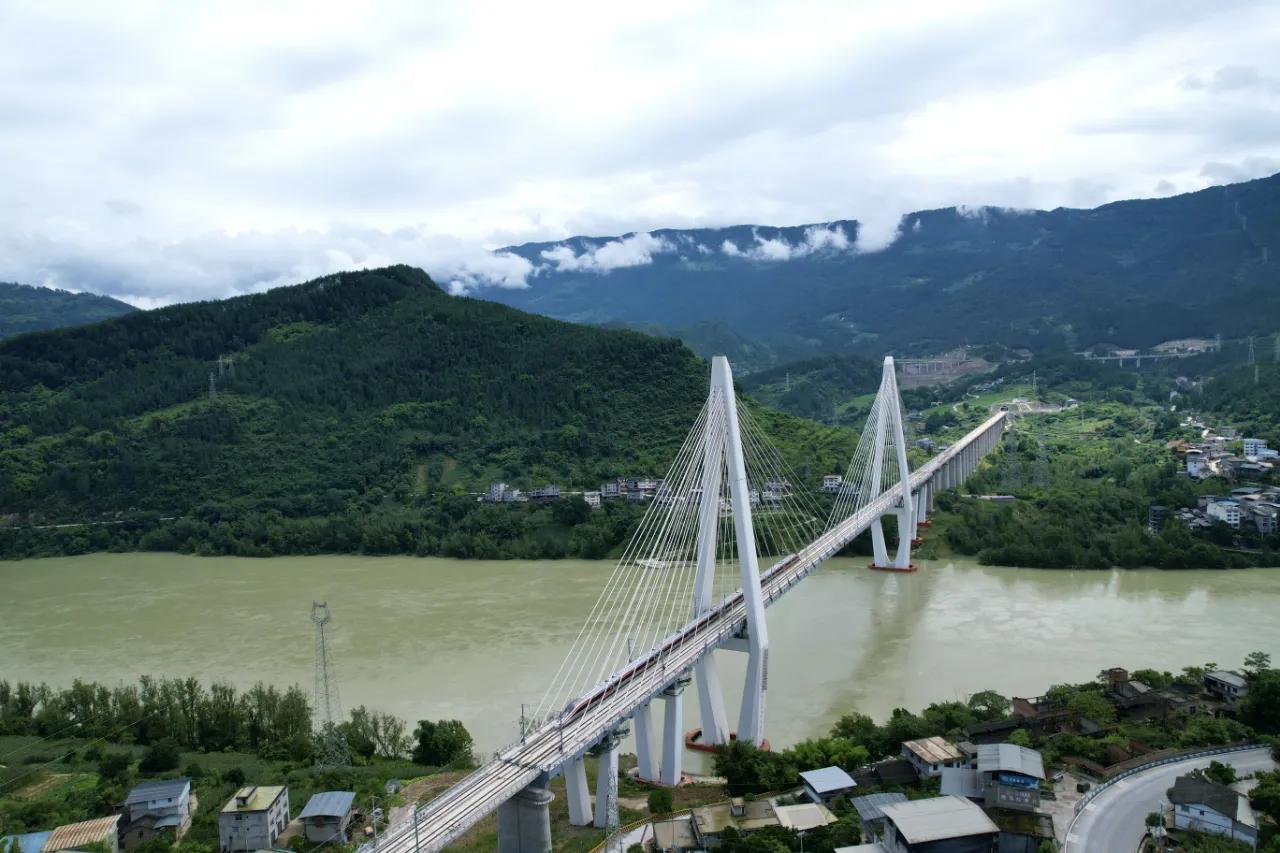 1990年，第一次和香港人接触，同我一样，他也是一位老师，他当时的月收入，差不多