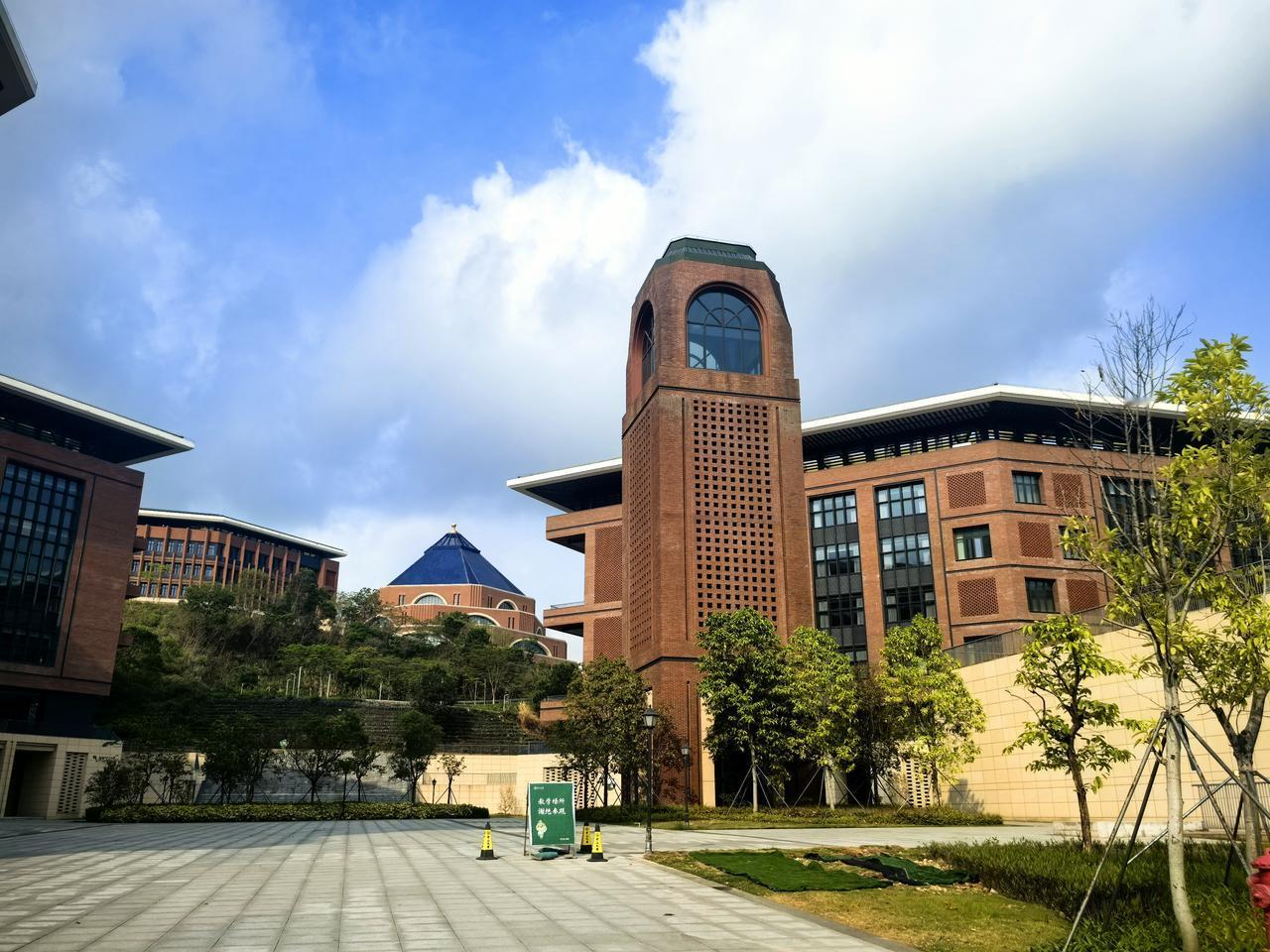 今天，在深圳这个最大最美的校园，跟省级金融集团各板块深度交流，主题只有一个，解码