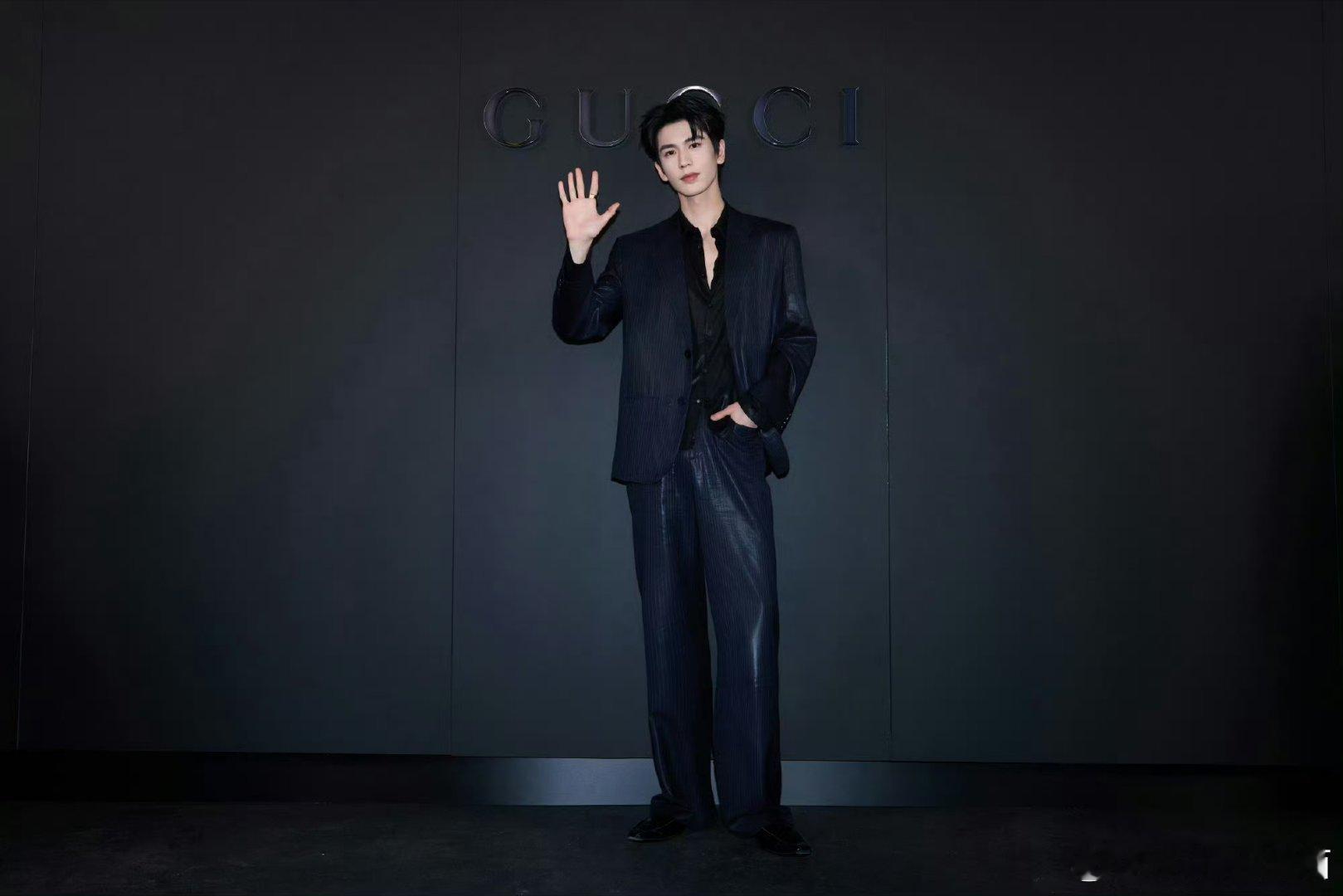 张凌赫gucci大秀登美趋第一顶男来了，无敌帅哇 