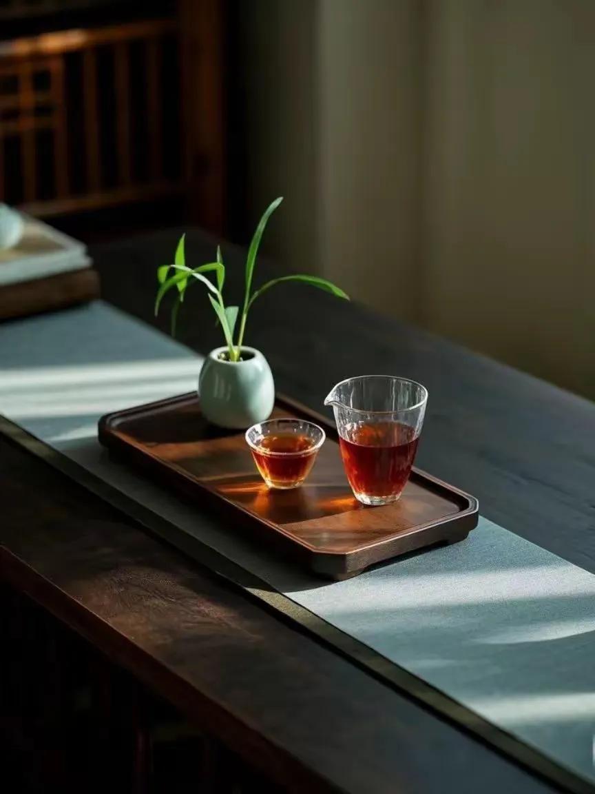 这个世界你生活在什么环境里，你就是怎样的人。
和穷人在一起，你懂得如何节衣缩食；