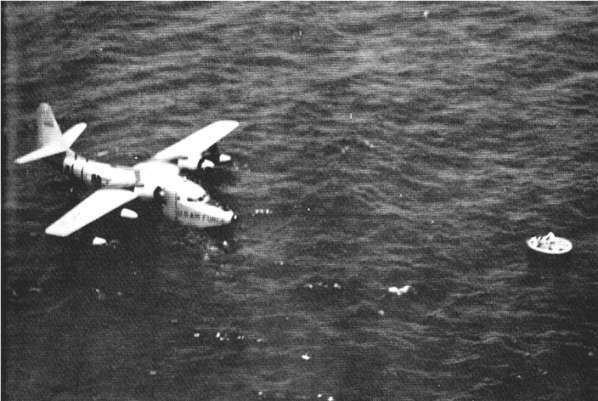 飞扬军事 1954年7月23日，国泰航空一架DC-4“空中霸王”客机于海南岛三亚