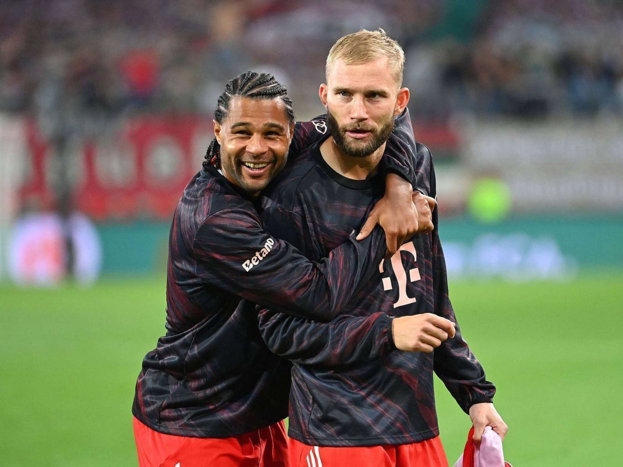 格纳布里和莱默尔都即将与拜仁慕尼黑续约。格纳布里预计将签署一份到2028年的新合