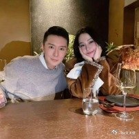 近日，时尚主编刘冲与演员迪丽热巴的聚餐合照引发关注。照片显示两人在非公开场合共同