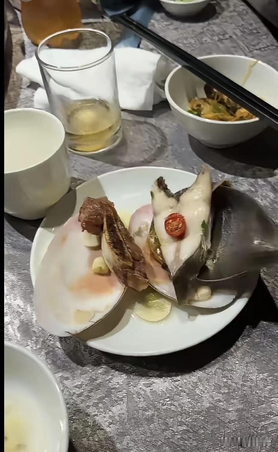 看到汪公子发布的最新视频

我没有被他给玥儿夹菜的
细心体贴感动

也没有注意到