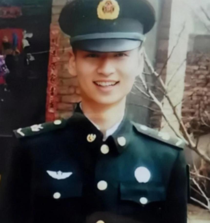 2020年，战士肖思远不幸牺牲，母亲整理遗物时，发现了一位女孩的照片，她哽咽着说