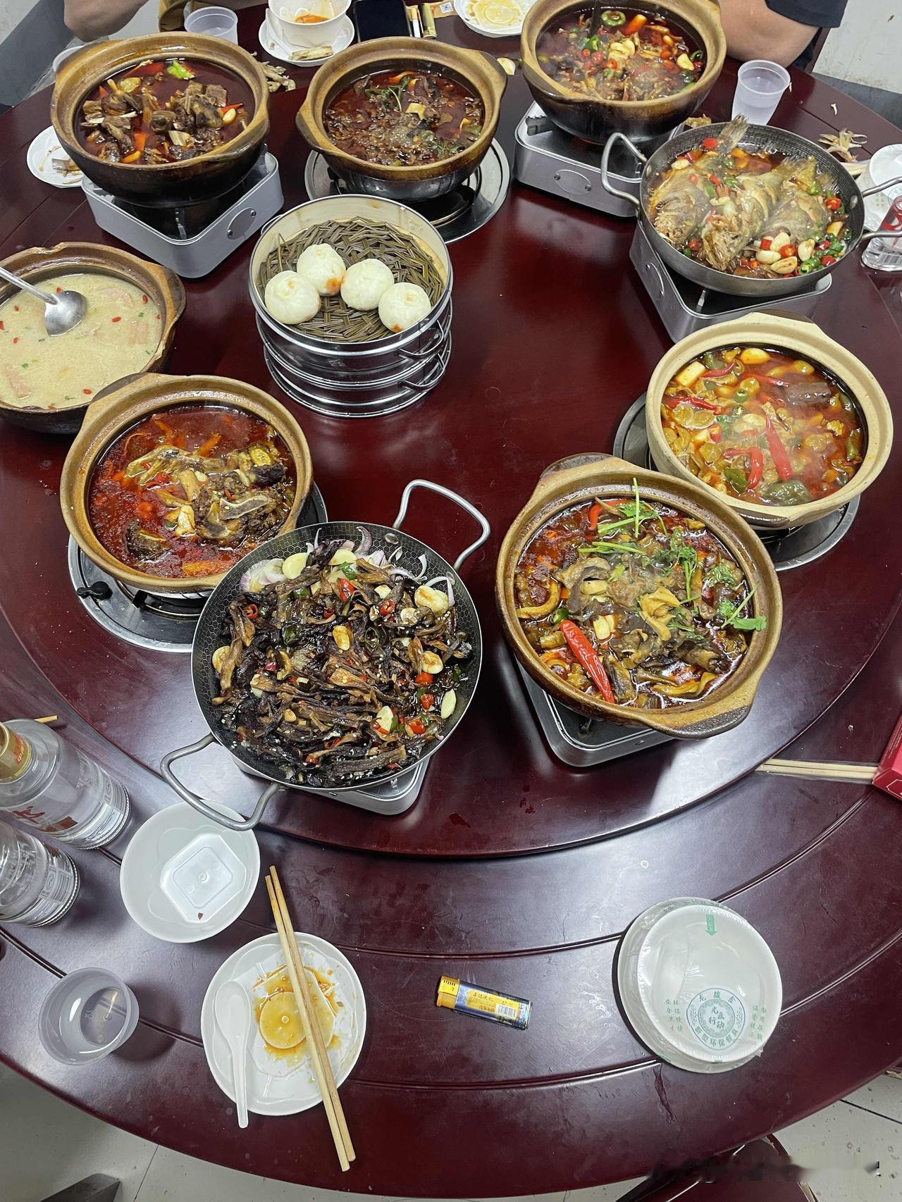 一位做厨师的朋友告诉我
其实我们经常去一家饭店吃饭
并不是饭店的菜品的适合我们