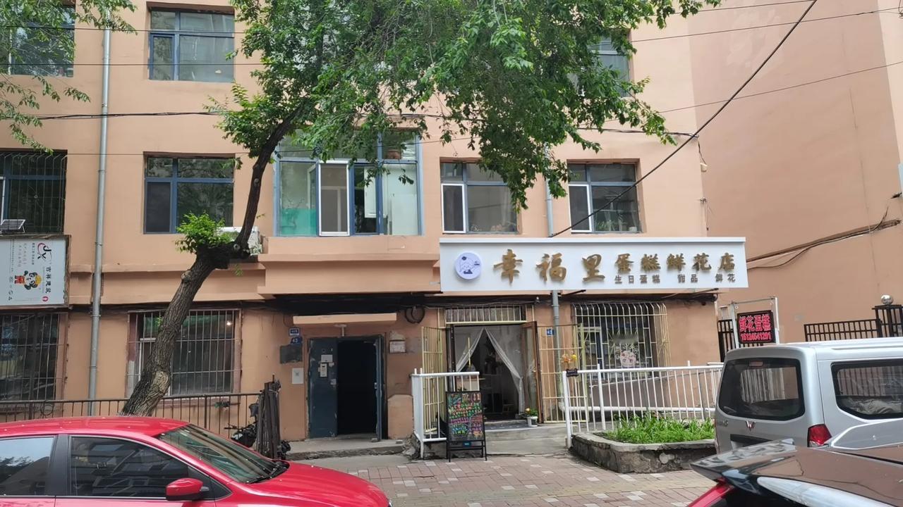 就是图片上的这栋小楼，坐落在五叙街与香顺街交叉口，门洞朝南。五层楼。母亲就在这栋