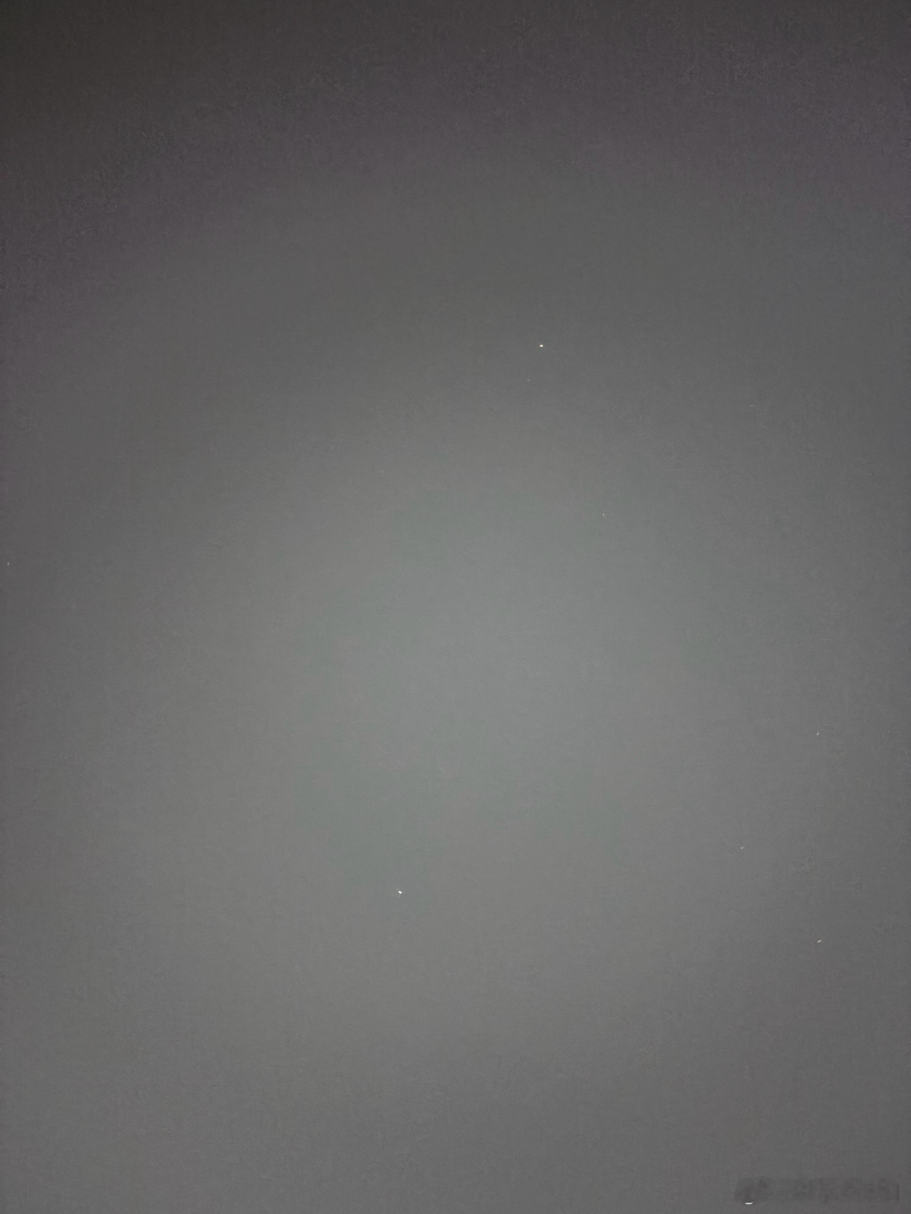 图一，我用手机随手拍摄的刚果金本地牛郎星和织女星。牛郎织女在本地中间没有任何的银
