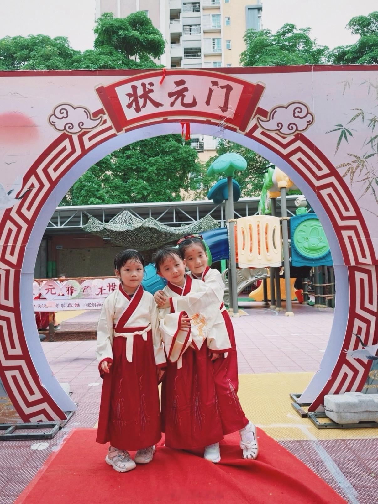 📖今天幼儿园举行了开笔礼仪式“人生第一礼，开笔启智。正衣冠，朱砂点痣，击鼓明志