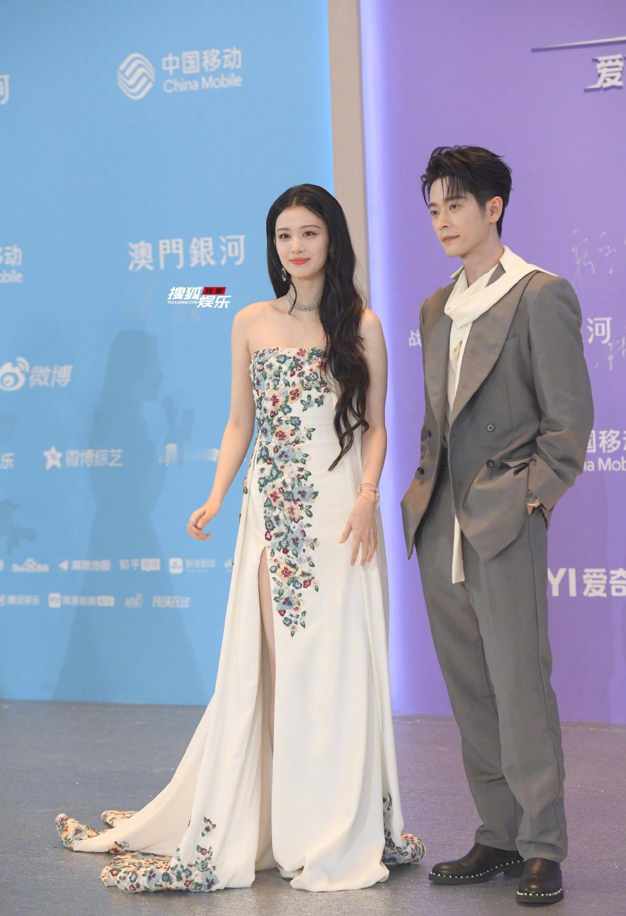 爱奇艺尖叫之夜红毯，

简直是视觉盛宴！

张凌赫一身黑金鎏金西装亮相，直接被网