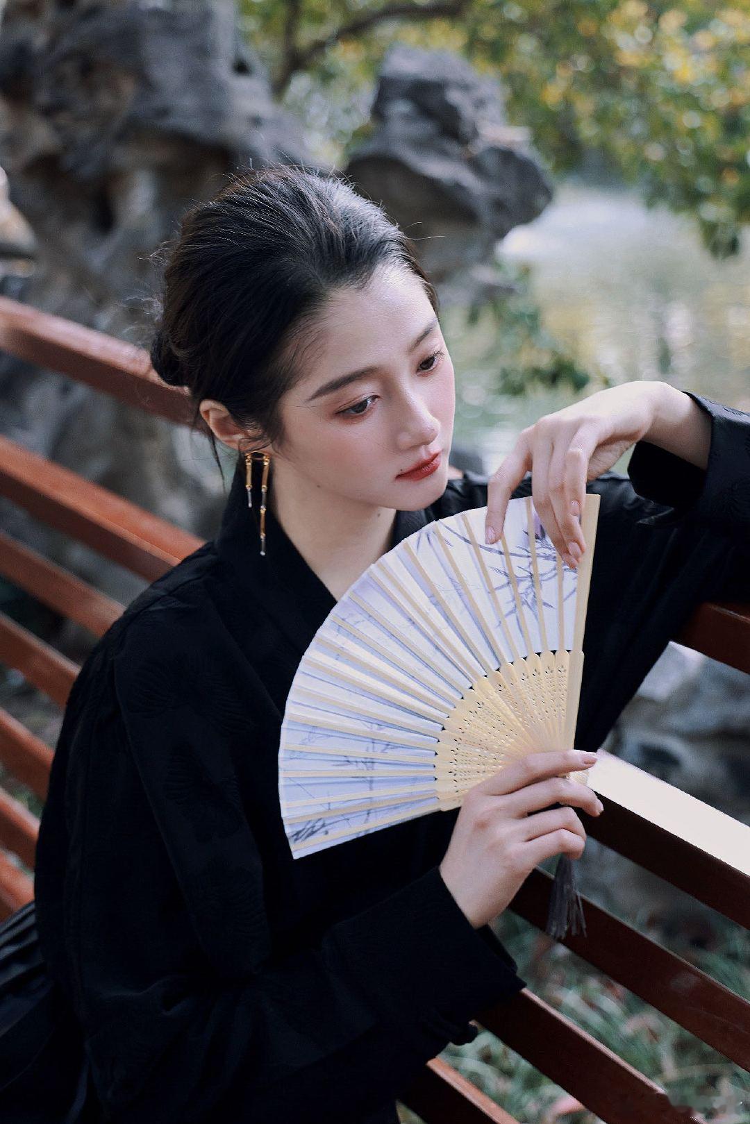 关晓彤考虑演古偶 关晓彤想尝试古偶 举双手双脚支持！之前的古装角色灵气又亮眼，她