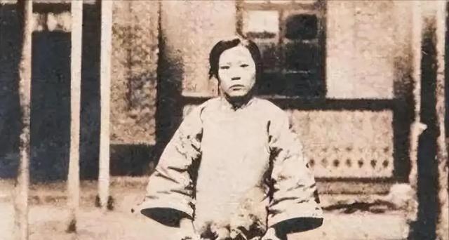 1950 年，我军在甘肃逮捕一女匪首，竟是失散 14 年的红军排长。当战士们将她