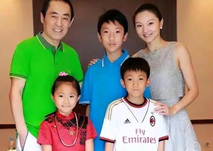 别再吹张艺谋家庭美满了。我告诉你，这不是一个家庭，这是一个精准布局的王朝。

外