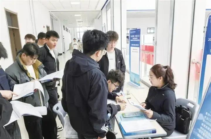 春风劲吹之际，玉门市携62岗位突袭7所高校，1600学子瞬间投简历，这场西北人才