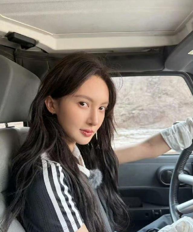 金晨被爆肇事逃逸！
事情发生在25年3月份，爆料者称保险公司理赔时发现驾驶人与身