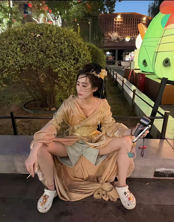 戏外的女人：

古装氛围感拉满的造型，精致的发饰、飘逸的古风衣裙，镜头里是温婉雅