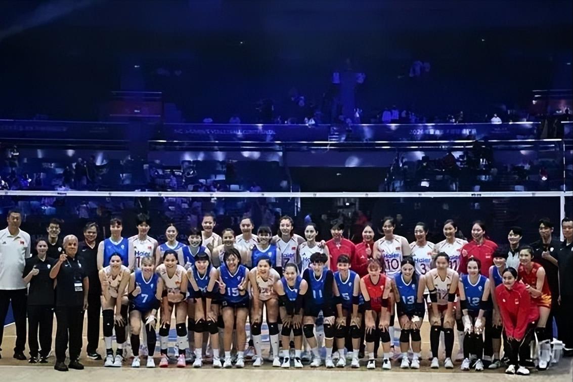 为什么说一个月前的这张照片能让人潸然泪下？亚锦赛中国女排赢后，台湾省女排姑娘们跑