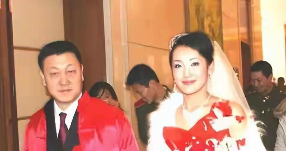 韩磊的妻子王燕是一位蒙古族美女，比韩磊年小16岁，这长相真的是端庄大气，浑身自带