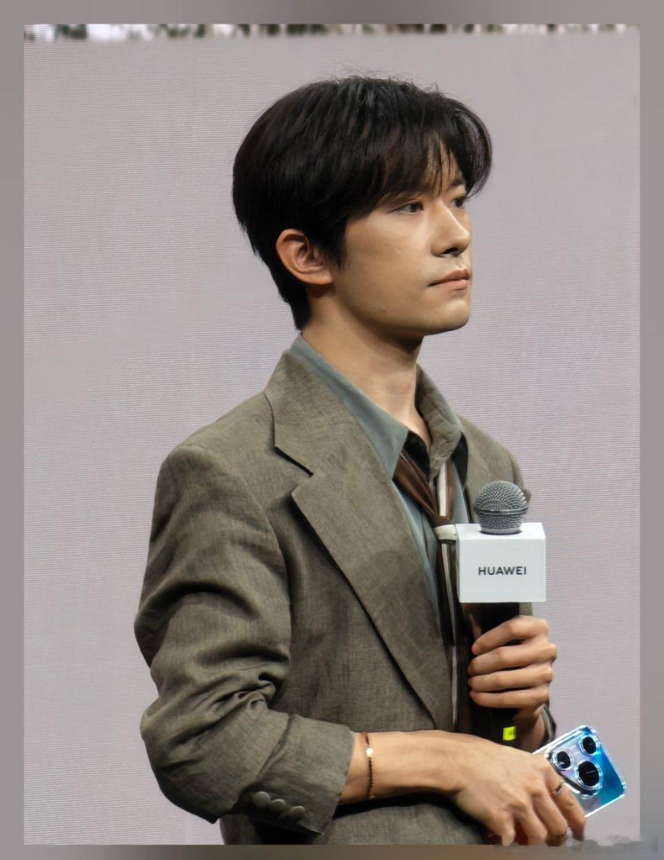 见到易烊千玺啦！追逐纯粹本心，全力以赴！把更好的千玺拍给你们这次全新Pura 9