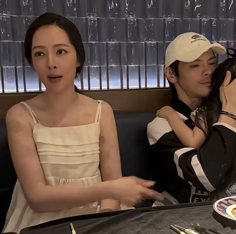 郭碧婷一家在北京朝阳区商场吃饭，她穿着吊带裙，本人比电视上更好看。4岁女儿趴在爸