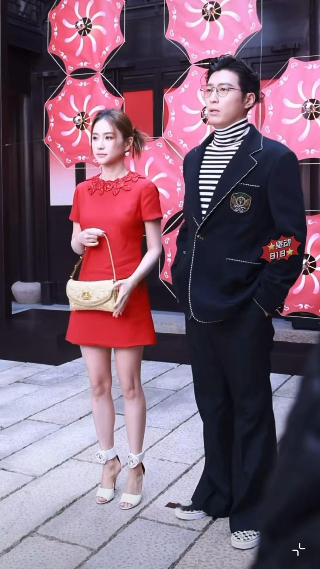 窦骁何超莲手牵手出席活动，这也是两人被传婚变后首次一起出席公开活动窦骁何超莲北京