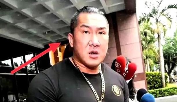 还得是馆长会玩！
这招 “瞒天过海” 太绝了


嘴上喊着账号开不了，
脸上还挂